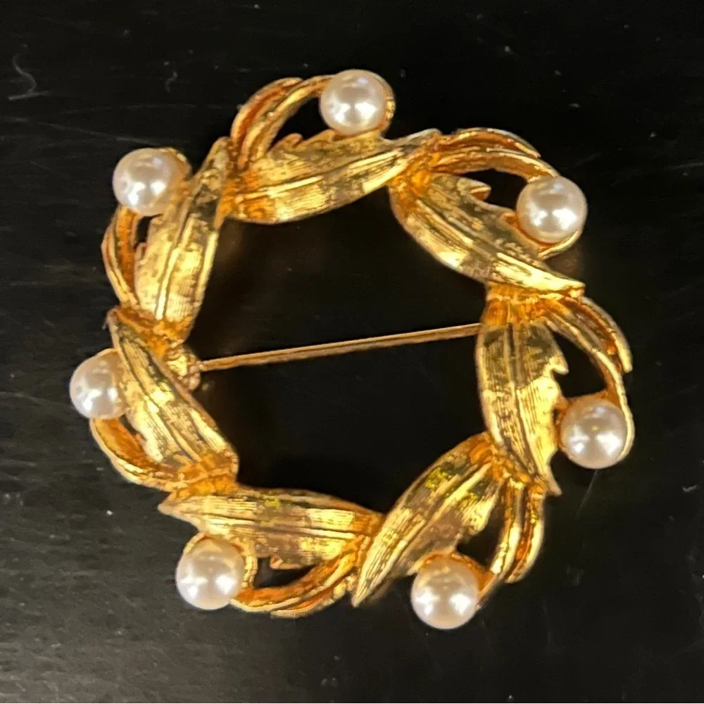 Vintage Napier Faux Pearl Wreath Brooch Goldtone Leaf Pin Classic 80s 90s